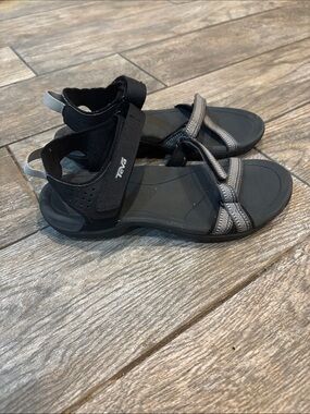 Teva Vera Sandals Women’s size 6